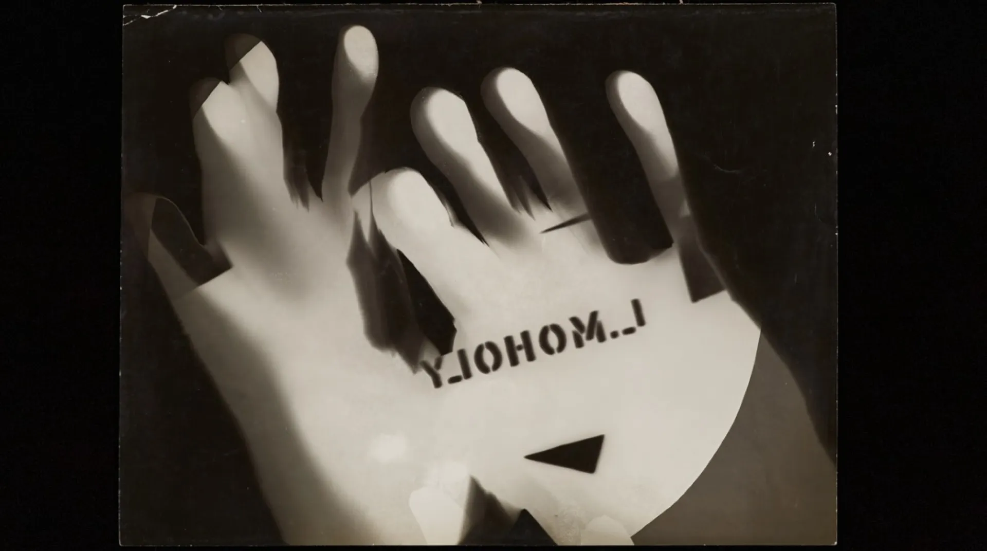 Laszlo Moholy-Nagy - Light Play: Φως, σκοτάδι και ένας σταρ του - Άτιτλο φωτόγραμμα (χέρια), 1925-1926. Εκθεσιακή εκτύπωση με την ευγενική παραχώρηση του Estate of László Moholy-Nagy Bauhaus στο λιμάνι