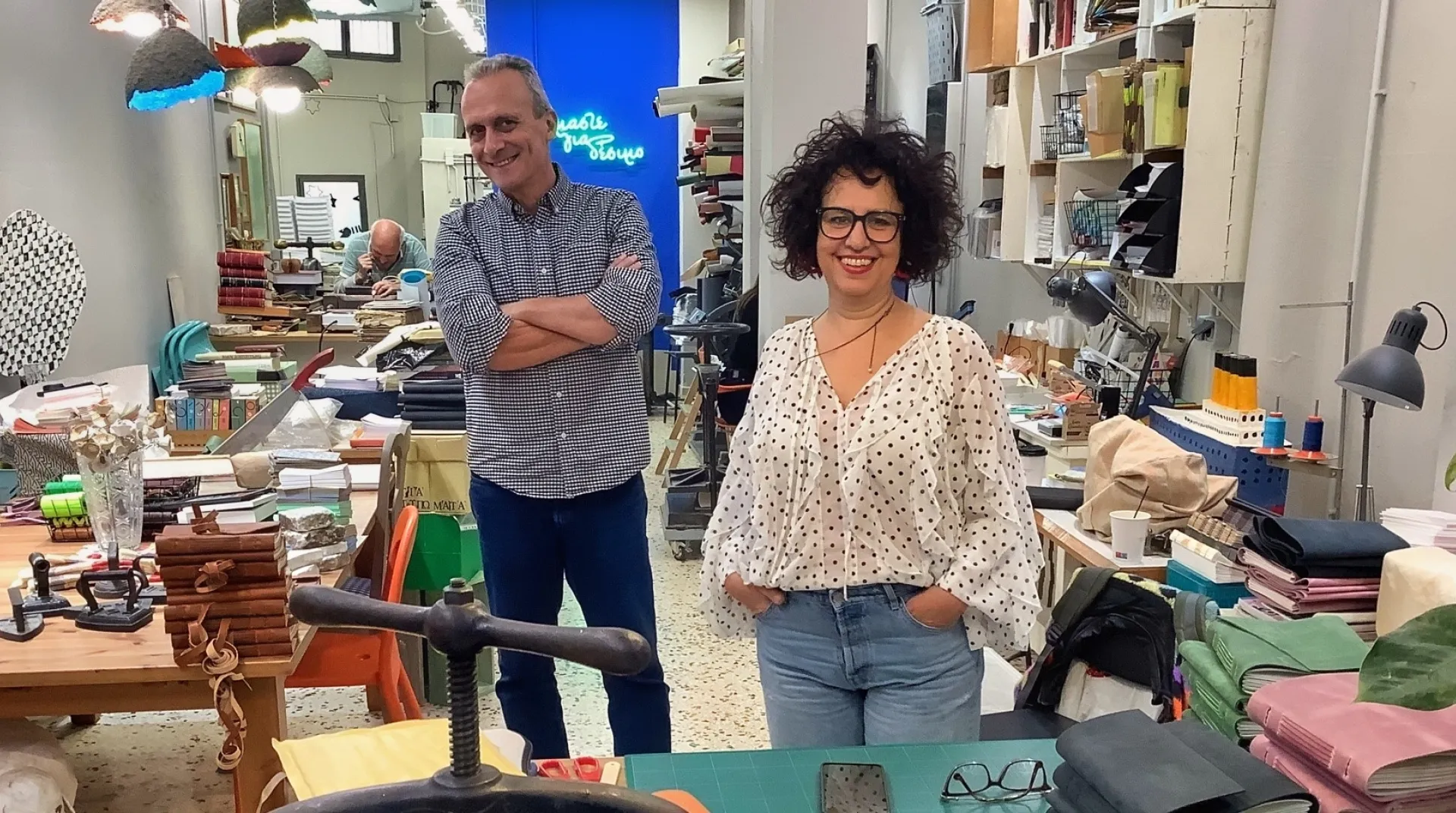 Καλλιτεχνικό Βιβλιοδετείο: Ο Νίκος Λειβαδιώτης και η Ράνια Λειβαδιώτη είναι…για δέσιμο! 